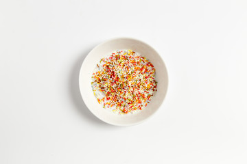 Zuckerstreusel in einer Schale als Freisteller.