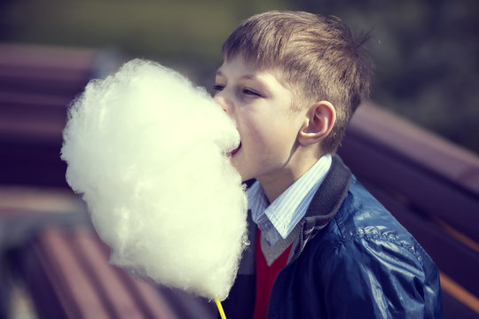 kids eating cotton candy