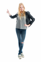 Blondes Mädchen zeigt Daumen nach oben
