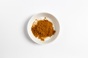 Curry in einer Schale als Freisteller