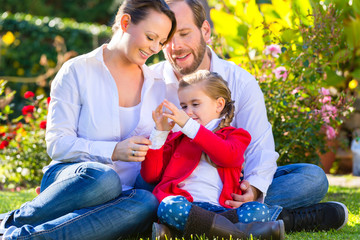 Familie im Garten auf der Wiese