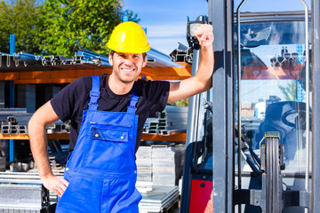 Bauarbeiter mit Baustellen Gabelstapler 