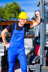Bauarbeiter mit Baustellen Gabelstapler 