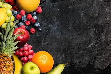 Crédence de cuisine en verre imprimé Fruits Fruits sur un tableau noir