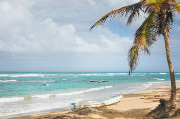 Fototapeta na wymiar Boat on a tropical beach