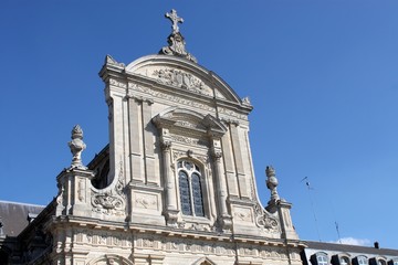Fototapeta na wymiar Najlepiej fronton katedry w Cambrai