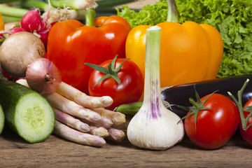 Frische Knoblauchknolle vor weiteren Gemüse