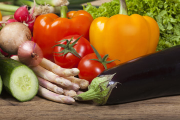 Reife Aubergine liegt vor Gemüsesortiment