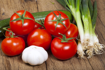 Frische Tomaten und Frühlingszwiebeln