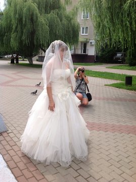 невеста и фотограф в сквере