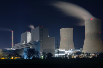 Kraftwerk in der Nacht
