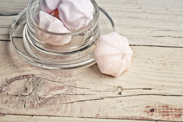 Baiser oder Meringe in Glas auf Tisch