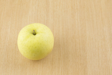青リンゴと木目