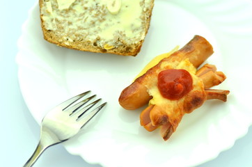 pieczona parówka z serem na talerzu