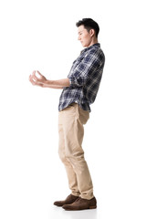 Naklejka premium Asian young guy carry or take something