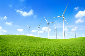 Obraz premium Windmill on a Green Field