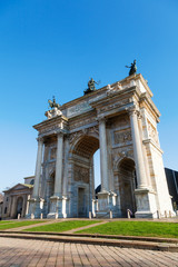 Fototapeta na wymiar Triumphbogen Arco della Pace w Mailand