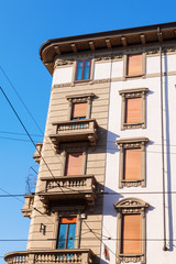 Fototapeta na wymiar typowy stary dom w Mediolanie