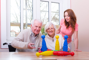 glückliches seniorenpaar spielt kegeln