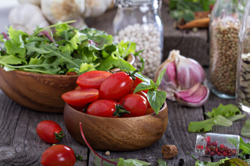 Tomatoes, salad leaves, beans and rice