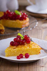 Cornmeal cake with berries