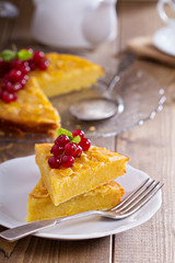 Cornmeal cake with berries
