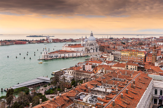 Santa Maria della Salute et Les toits de Venise depuis le Campanile de la place Saint-Marc en Vénétie, Italie