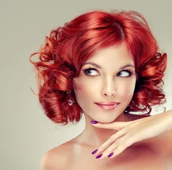 Crédence de cuisine en verre imprimé Salon de coiffure Beau modèle rouge aux cheveux bouclés