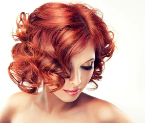 Fotobehang Kapsalon Mooi model rood met krullend haar