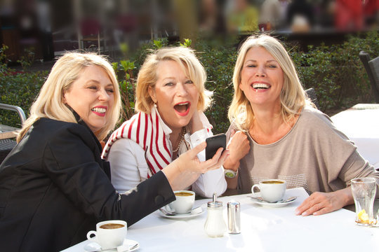 Freundinnen in der Stadt Kaffee trinken