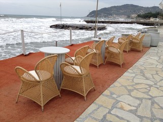 Korbstühle am Mittelmeer