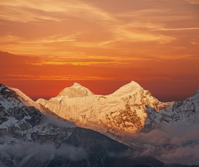 Pic du Makalu (8463 m) au coucher du soleil. Népal, Himalaya.