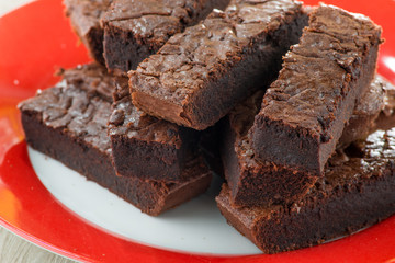 Quadrotti di  brownies al cioccolato su un piatto di ceramica