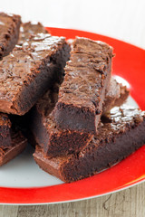 Quadrotti di  brownies al cioccolato su un piatto di ceramica