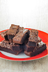 Quadrotti di  brownies al cioccolato su un piatto di ceramica