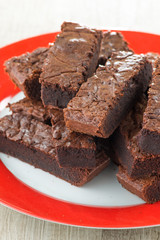 Quadrotti di  brownies al cioccolato su un piatto di ceramica