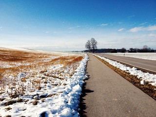 Radweg an schönem Wintertag in Oberbayern