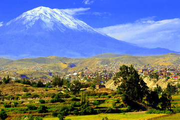 El volcán Misti desde un mirador de Arequipa - obrazy, fototapety, plakaty
