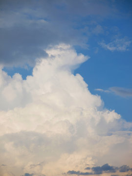 Beautiful clouds in the sky © enskanto