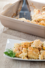 Cavolfiore gratinato con tonno servito su un piatto  bianco
