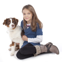 Mädchen mit Australian shepherd hund