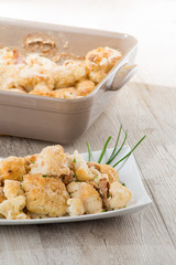 Cavolfiore gratinato con tonno servito su un piatto  bianco