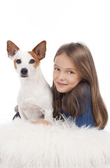 Mädchen mit Jack Russell Terrier Hund