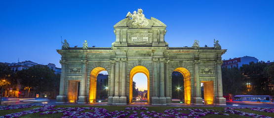 Obraz premium View of famous Puerta de Alcala