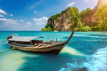 Foto auf Acrylglas Railay Strand, Krabi, Thailand Langes Boot und Felsen. Railay-Strand in Krabi