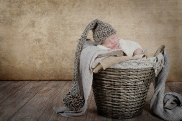 Baby im Flechtkorb