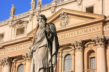 Fototapeta na wymiar Satue of Saint Peter, Maderno facade, Saint Peters Basilica, Vat