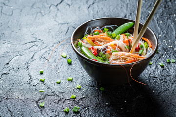 Rice noodles with vegetables and prawns