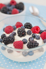 Joghurt mit gemischten Beeren