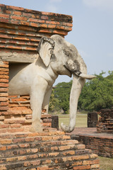 Статуя слона в ступе (чеди) Вата Сорасак. Сукхотай,...